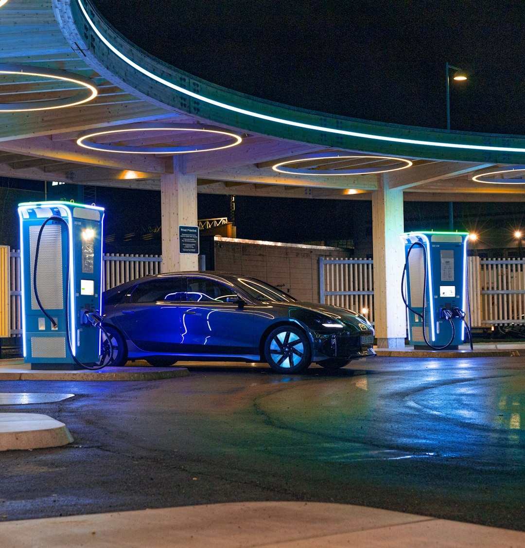 Équipe d’Électricité MB discutant d’un projet électrique