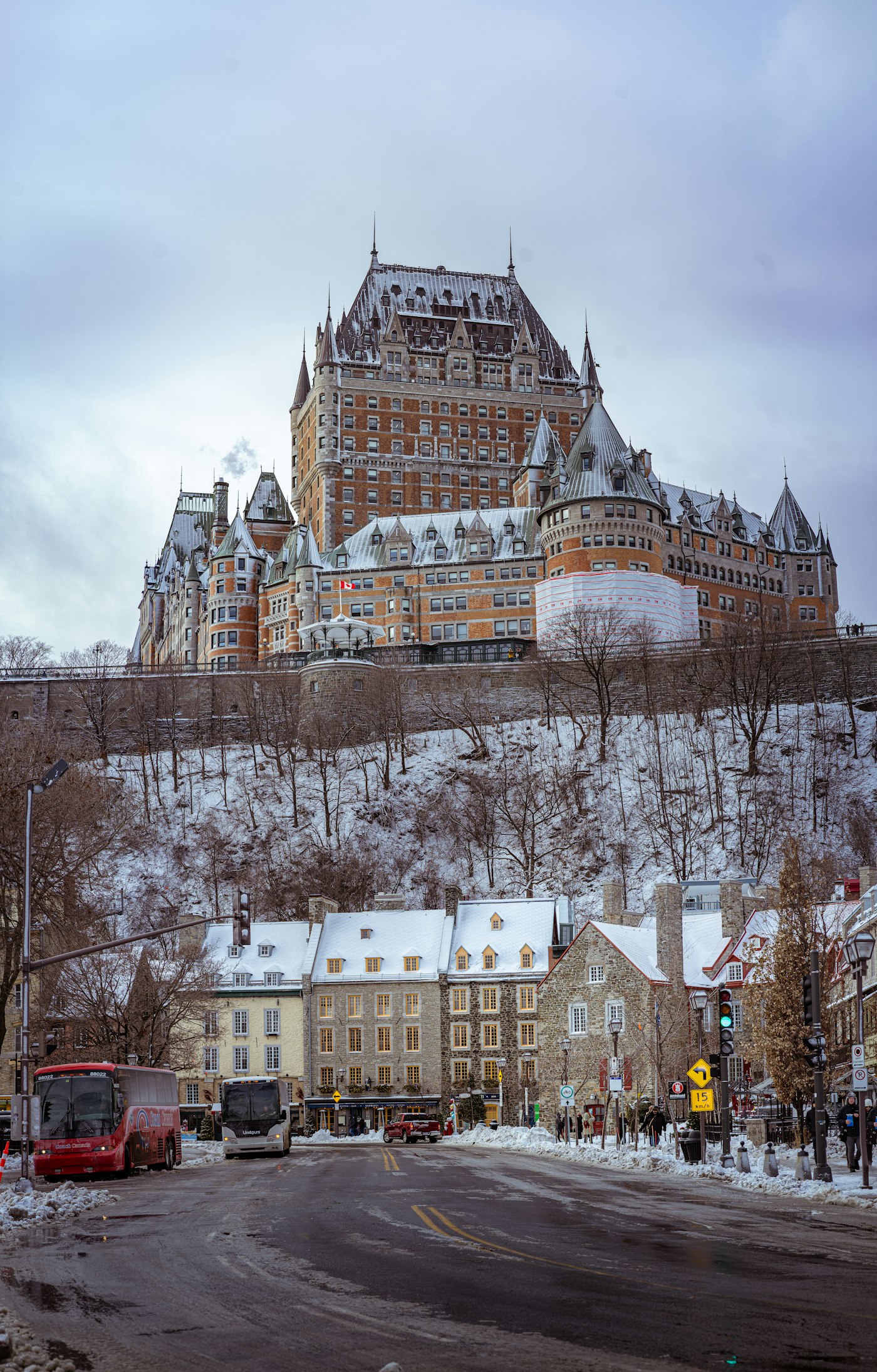 Chateau Frontenac vu de la rue des Carrieres a Quebec